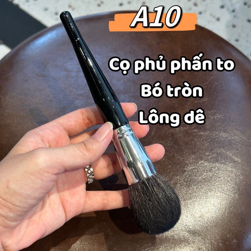 Large round goat-hair powder brush