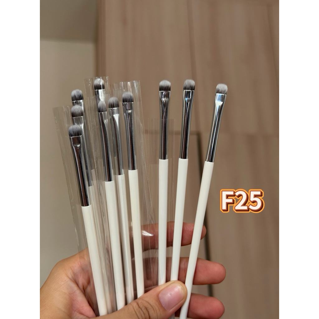 F25 tiny multi-purpose brush for under-eye definition, liner, lip corners and concealing