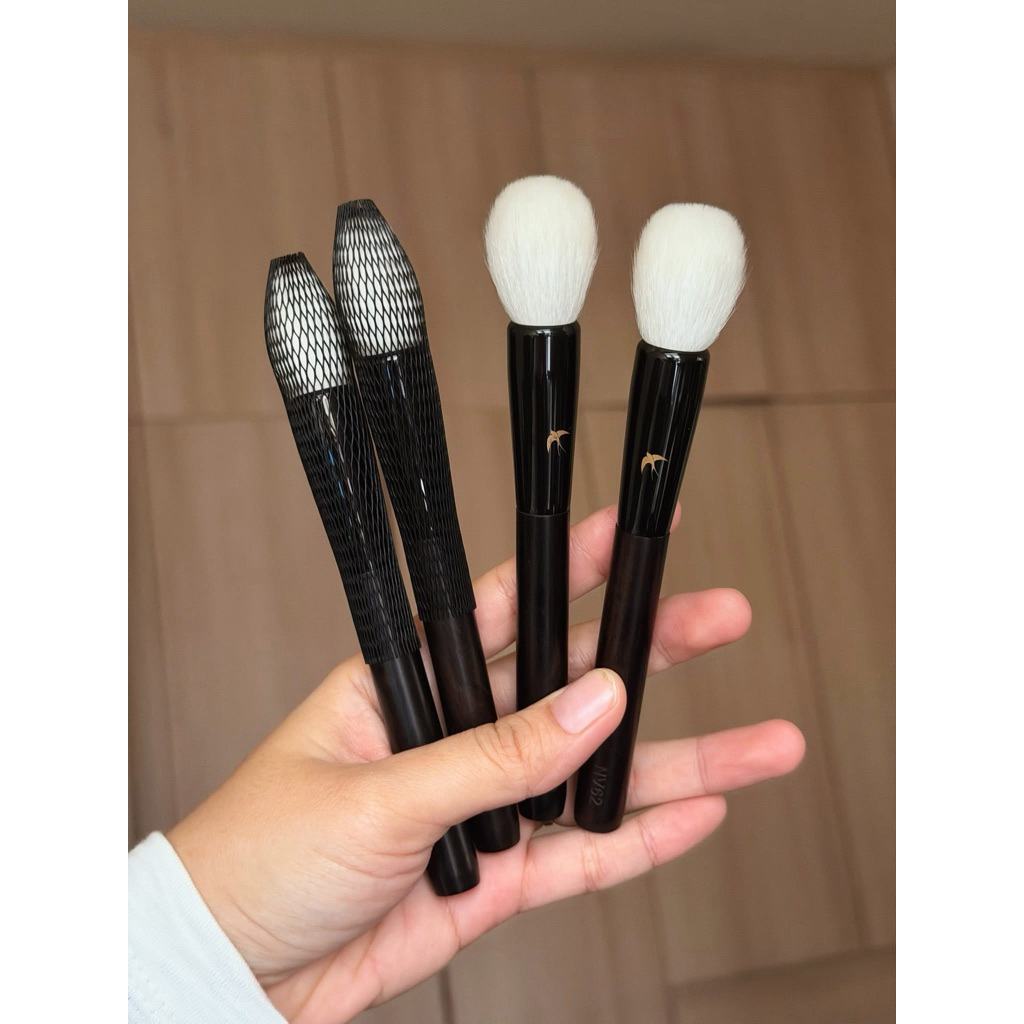 NV62 medium round brush for blush, highlight and rolling powder application