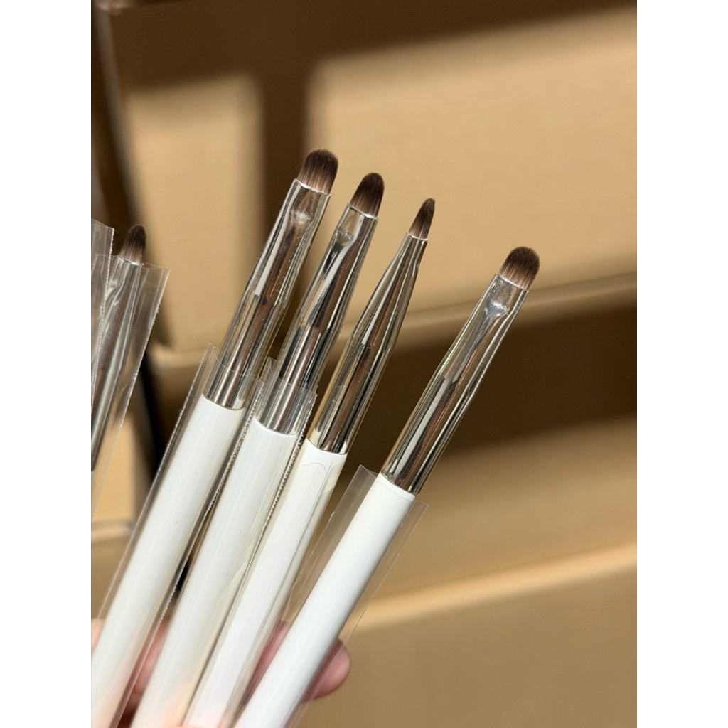 C19 brush for lip lining, under-eye highlight, inner-corner shimmer and liner shading