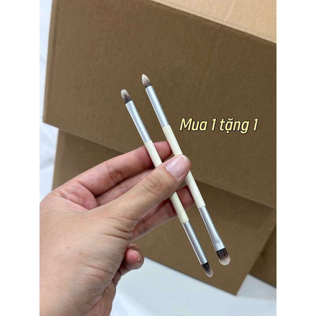 Set 2 cây (dùng dc 4 đầu), cọ che kđ nhỏ, son môi, nhấn sáng bọng mắt v.v…. S2